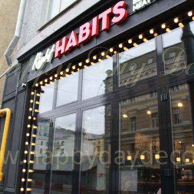 Оформление фасада кафе RIGHT HABITS лампочками в пластиковом коробе