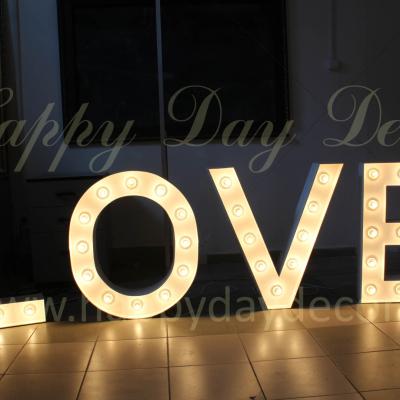 LOVE из букв с лампочками