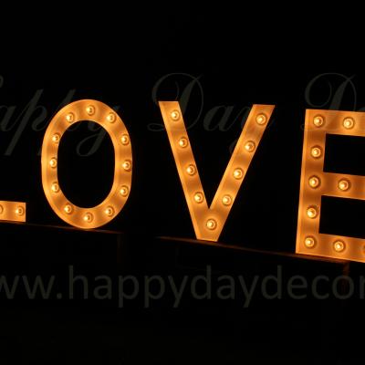 LOVE из букв с лампочками